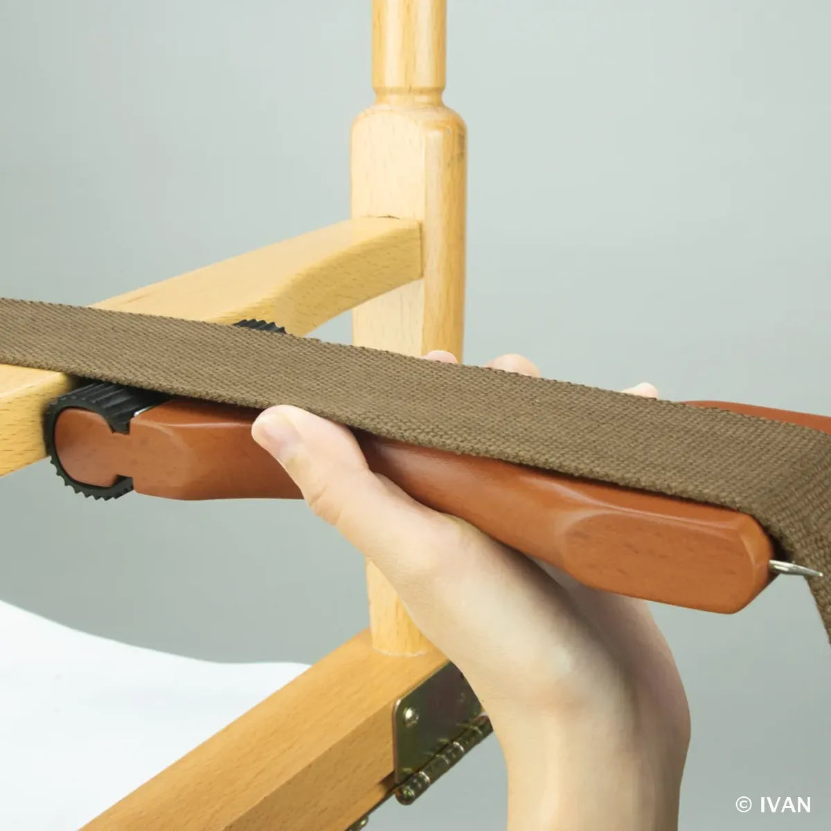 Tire sangle pour tapissier avec poignée ergonomique