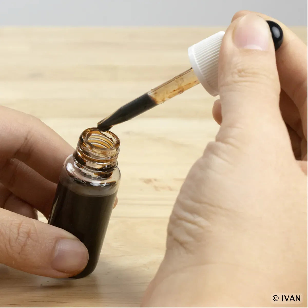 Flacon en plastique avec pipette pour teinture du cuir