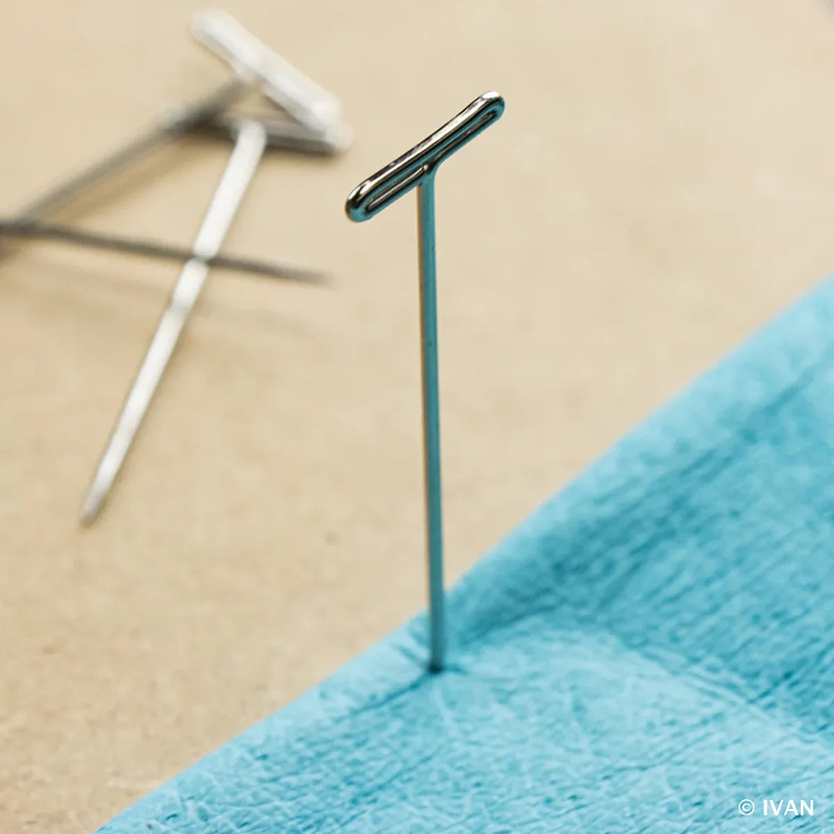 épingles en T pour maintenir tissu, cuir ou toile pour restauration de meuble