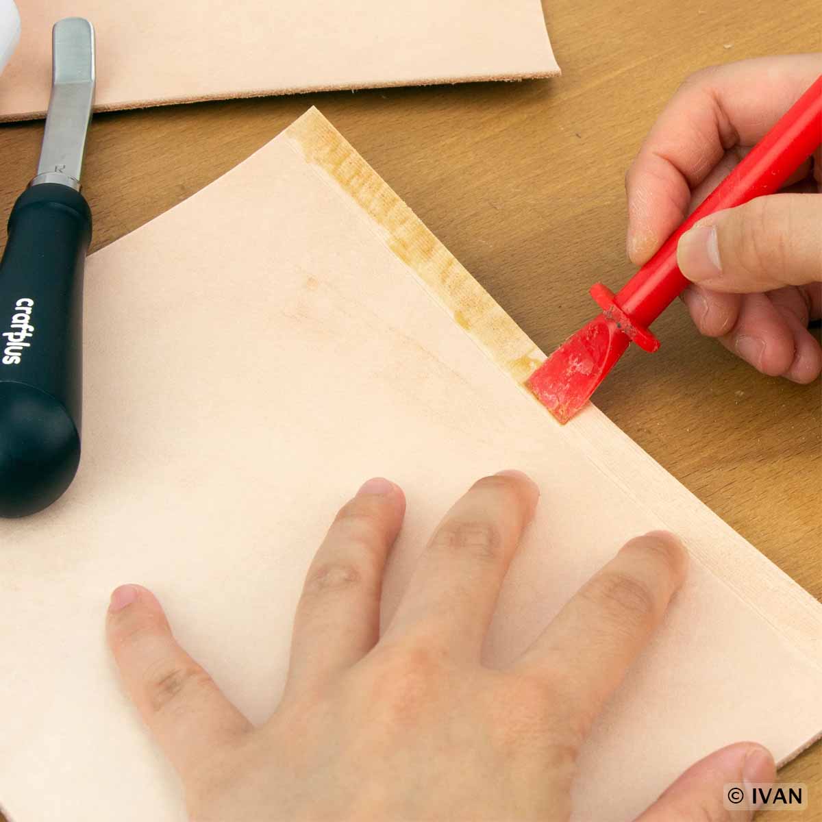 Spatule en plastique pour étaler la colle