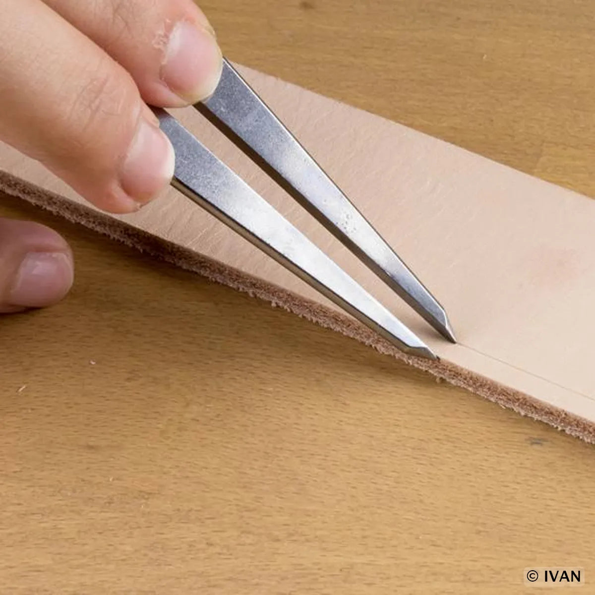 Compas à ailette pour tracer lignes de couture sur cuir tannage végatal