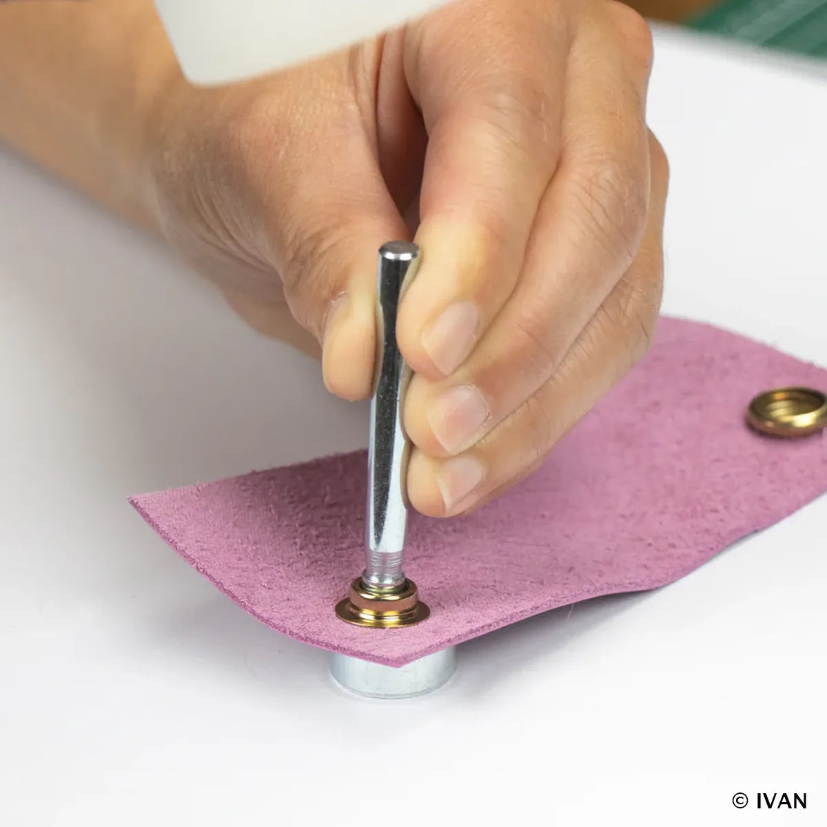 Kit de 20 boutons pression en laiton nickelé Ivan Line 24 avec outil de pose, boutons de 15 mm pour accessoires et couture.