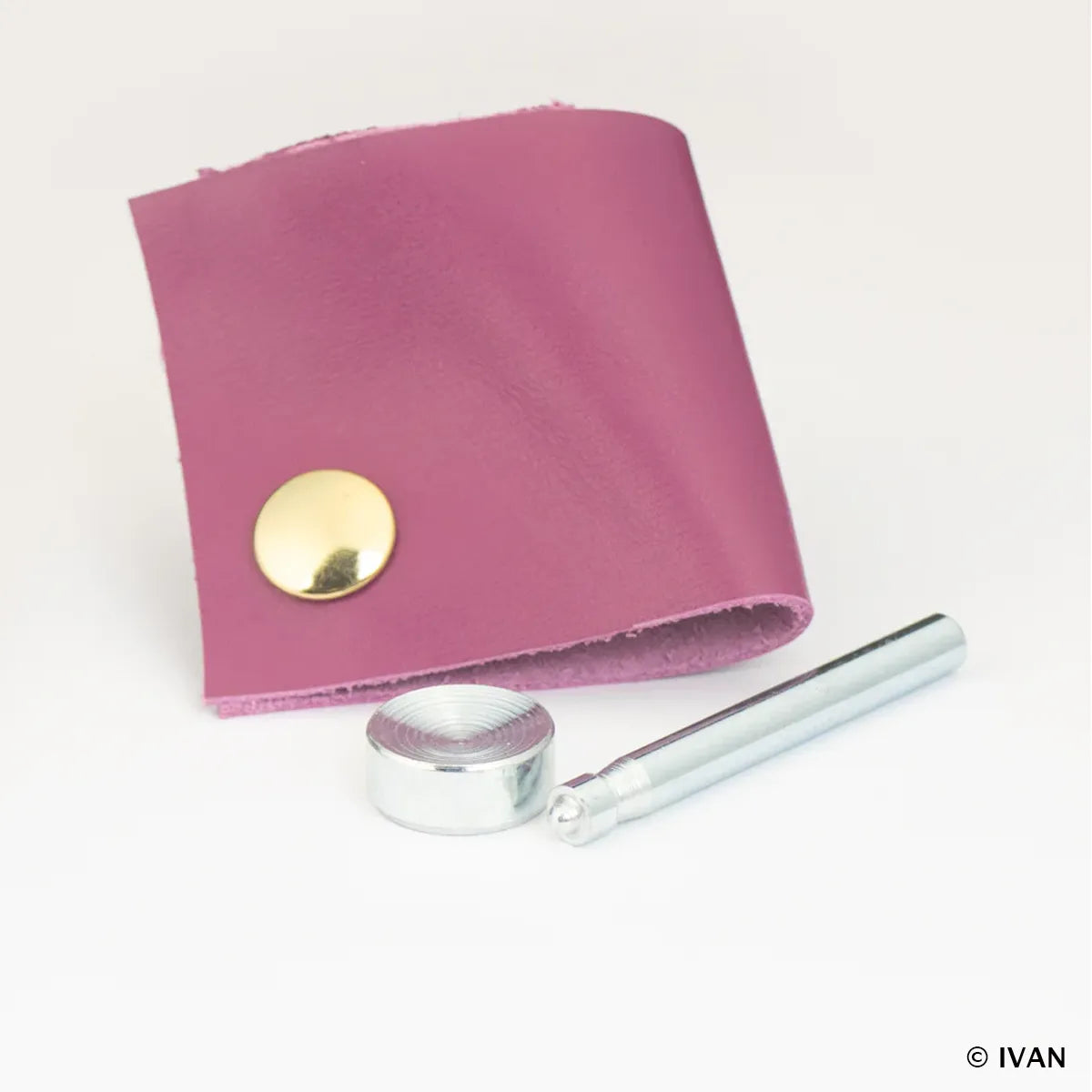 Kit de 20 boutons pression Ivan Line 24 en laiton nickelé avec outil de pose, boutons de 15mm pour accessoires textiles.