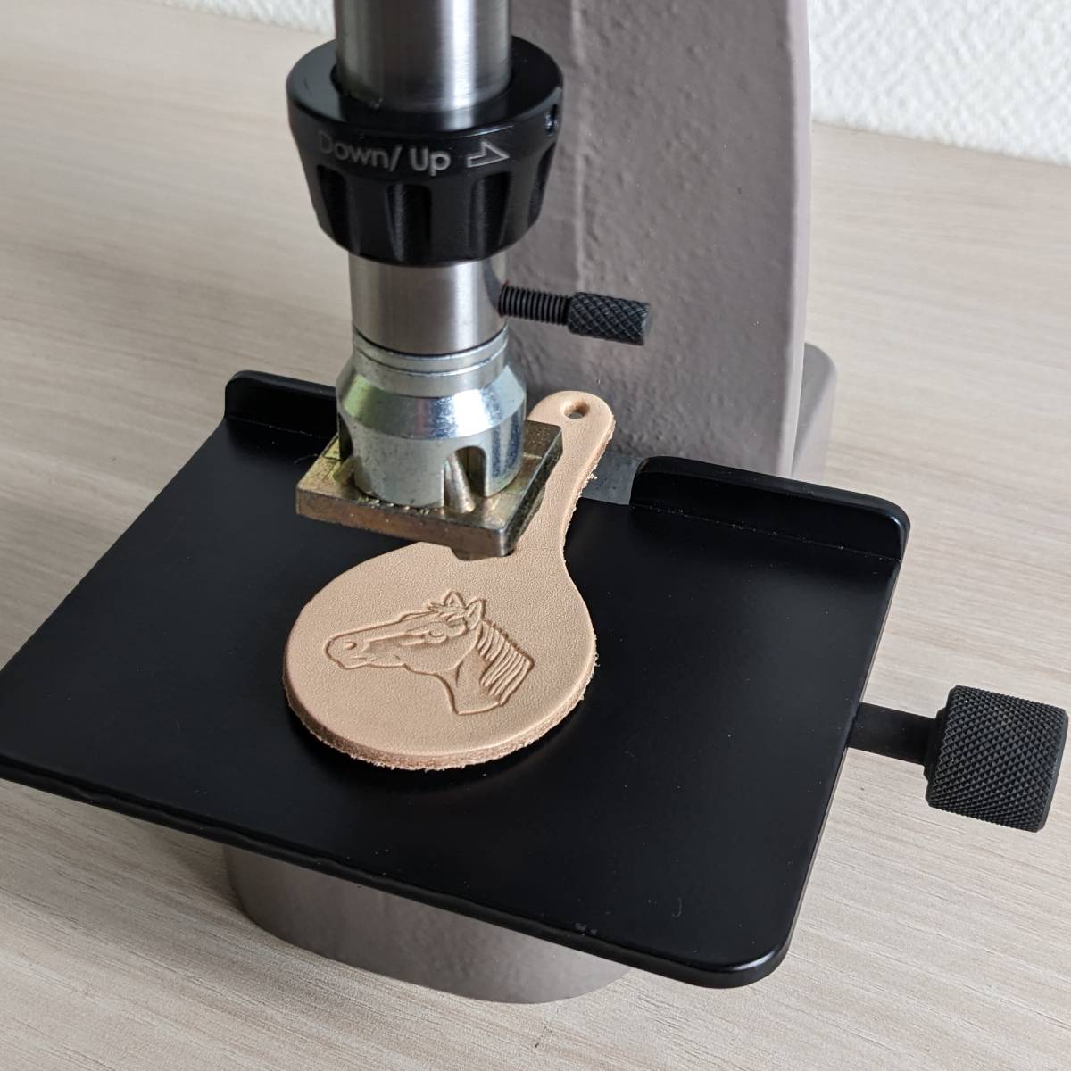 Matoir 3D sur porte clé en cuir - Presse  manuelle 3960-00