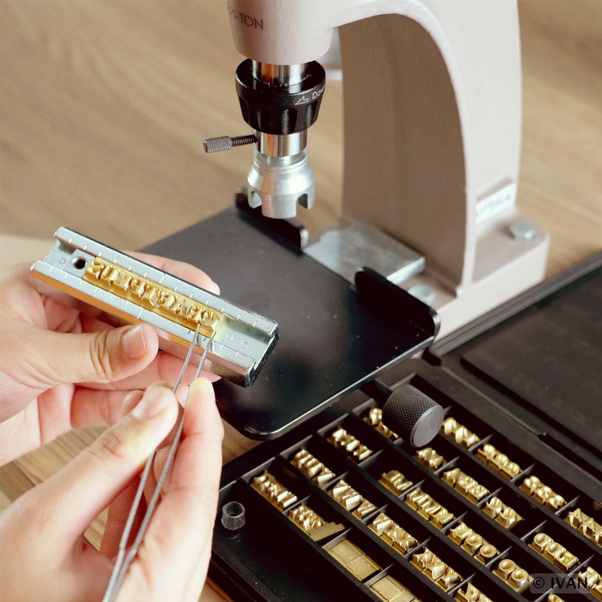 Utilisation du porte-caractères avec la presse manuelle 3960 - Marquage de lettres sur le cuir