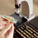 Utilisation du porte-caractères avec la presse manuelle 3960 - Marquage de lettres sur le cuir