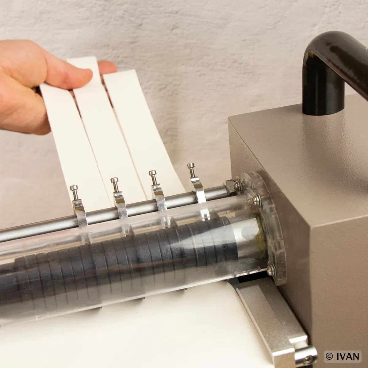 Découpe de lanières en cuir avec la machine électrique Craftplus