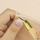 Coudre du cuir à la main avec une alêne courbe, pointe diamant