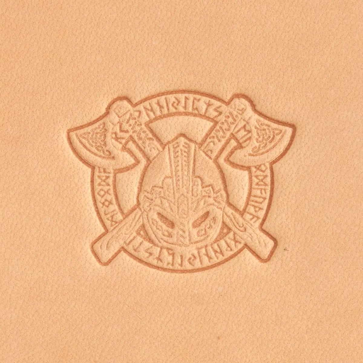 Outil Matoir 3D Tandy Leather pour créer des armures vikings en cuir, avec motif détaillé en relief.