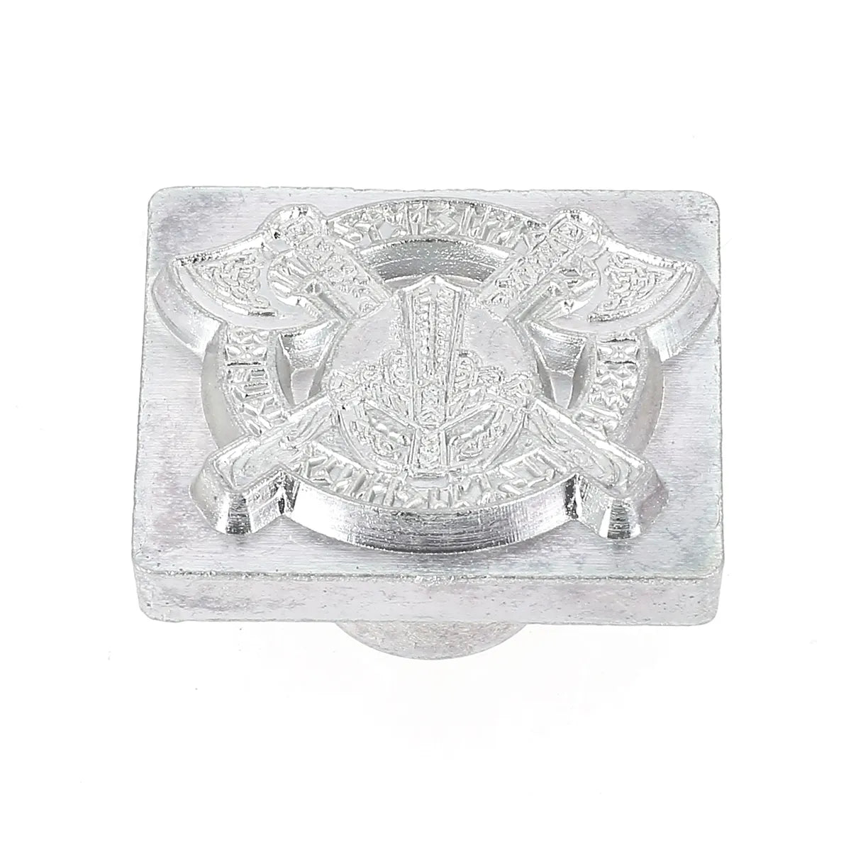 Outils Matoir 3D Tandy Leather pour créer une armure viking en cuir, avec détails en relief, conçu pour le travail du cuir.