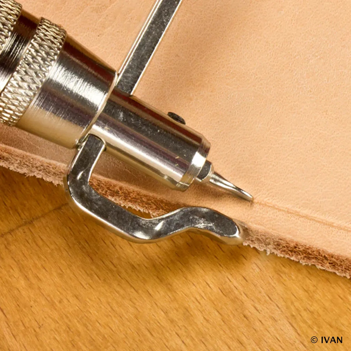 Rainette pour le travail du cuir avec spatule pour réaliser des rainures