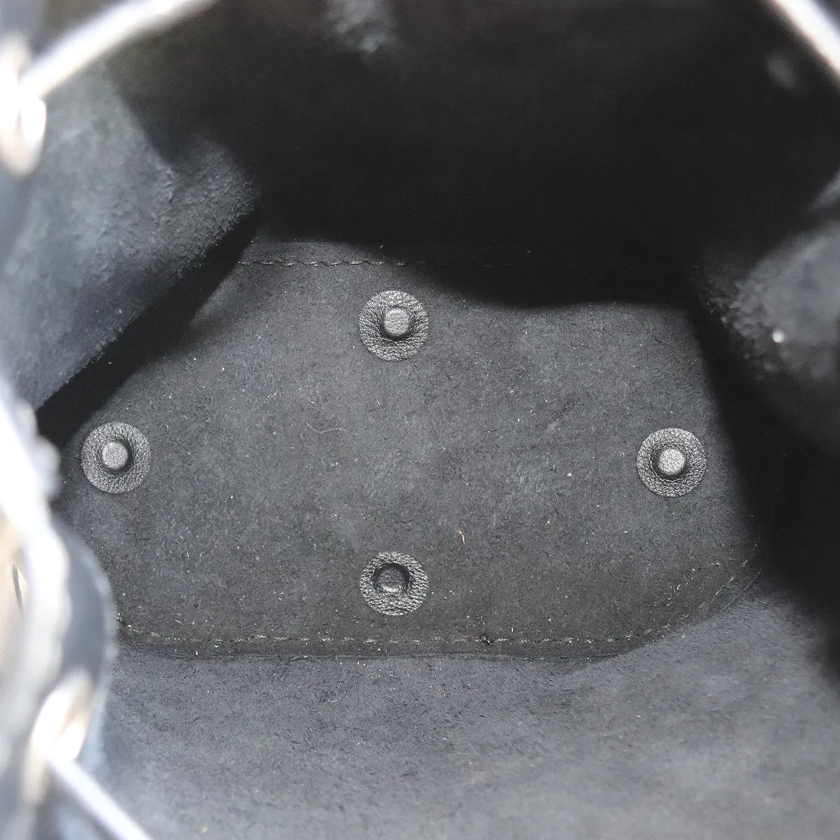 Montage de pieds de sac à visser dans le fond d'un sac avec protections autocollantes à l'intérieur