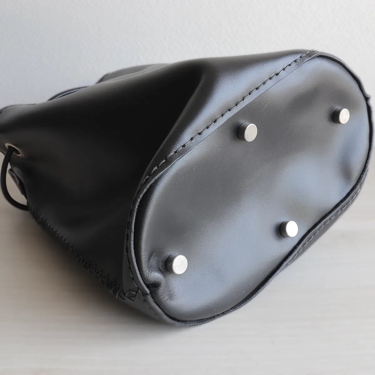 Pieds de sac pour protéger le fond d'un sac en cuir de l'usure et des frottements