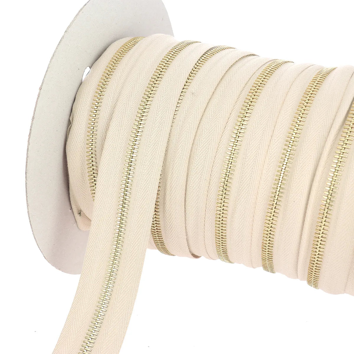 Fermeture éclair au mètre couleur beige finition laiton dorée de largeur 6 mm