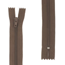 Fermeture éclair marron de 4 mm d'épaisseur de maille et disponible en 4 longueurs. Fermeture à glissière non séparable 