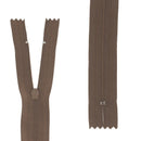 Fermeture à glissière en nylon marron chocolat de 4 mm de largeur de maille. Disponible dans plusieurs longueurs au choix