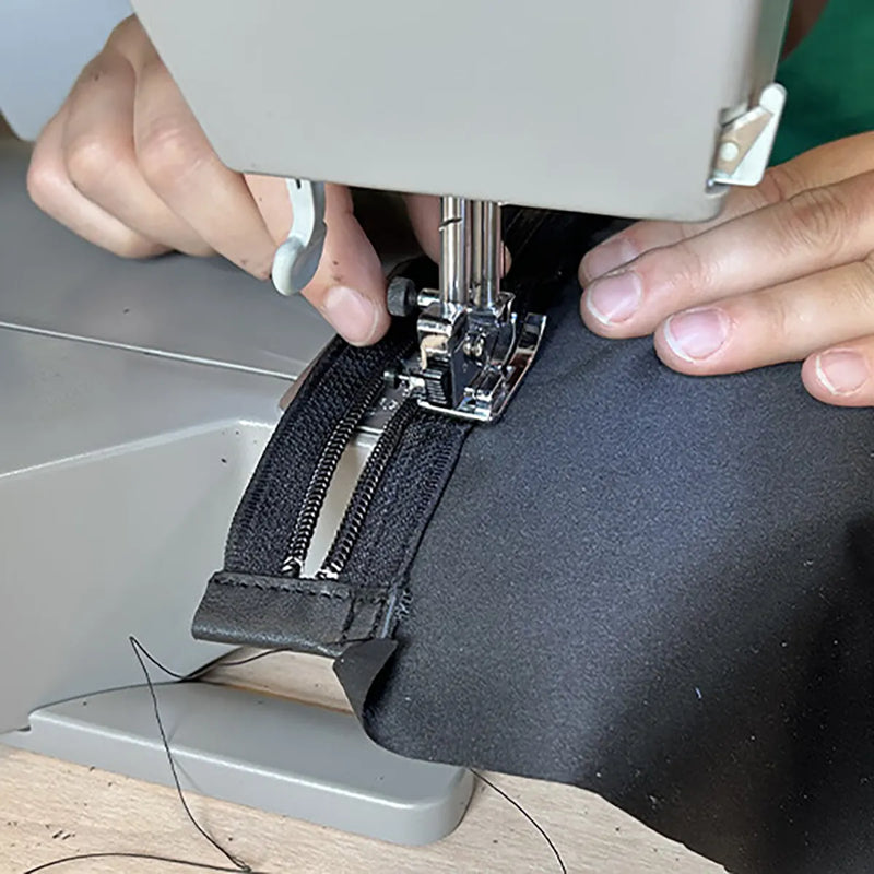 Atelier couture sac de voyage en cuir - Deco Cuir