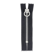Fermeture à glissière en métal nickelé noire de 8,5 cm, 6 mm, pour mercerie, vue en gros plan.