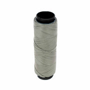 Bobine de 100m de fil polyester tressé et ciré gris, diam 0,6mm, pour travaux de mercerie.