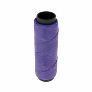 Bobine de 100m de fil polyester tressé et ciré de 0,6mm en couleur parme, idéal pour couture et mercerie.