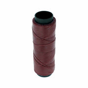 Bobine de 100m de fil polyester tressé et ciré, diamètre 0,6mm, en couleur bordeaux pour travaux de mercerie.