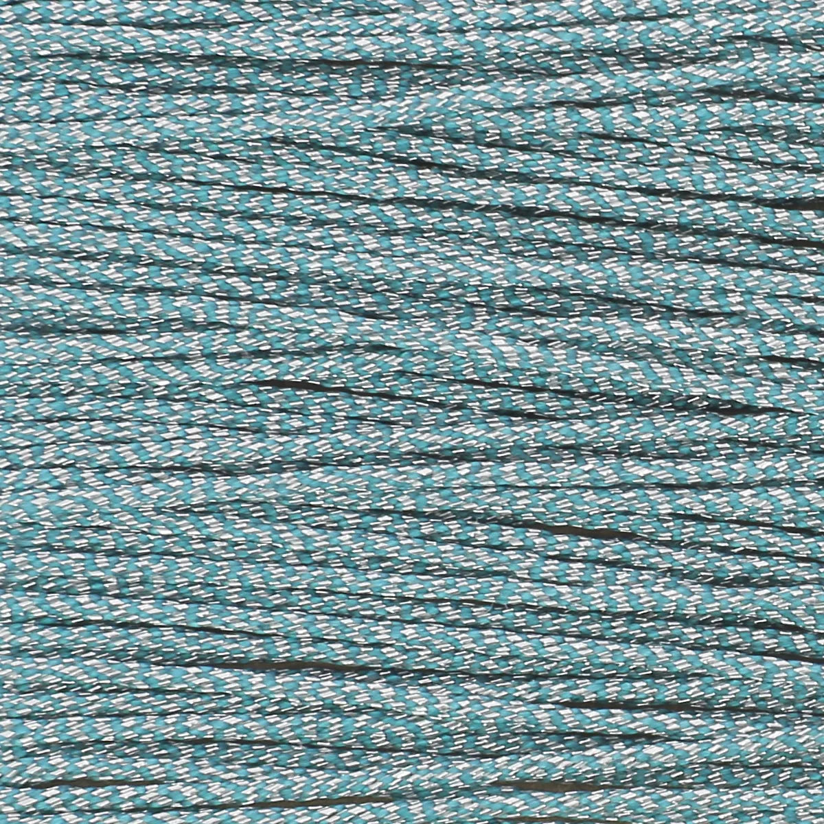 Fil de couture en polyester ciré et tressé couleur bleu clair métallisé. Fil brillant pour couture à la main, cartonnette de 8 mètres, diamètre 0,8 mm de la marque MeiSi