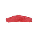 Morceau de cuir d'alligator brillant rouge, texture luxueuse, destiné à la confection de produits haut de gamme.