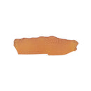 Découpe de flanc de cuir d'alligator marron caramel à la finition mate. Cuir à écailles idéal pour la réalisation de bijoux et petite maroquinerie