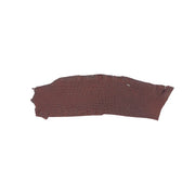 Petite découpe de flanc de cuir d'alligator couleur bordeaux en finition mate