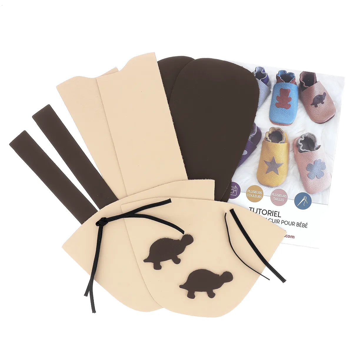 Kit DIY pour assembler soi-même des chaussons en cuir beige et marron avec tortue pour bébé. Accessible aux débutants et idéal pour offrir en cadeau de naissance