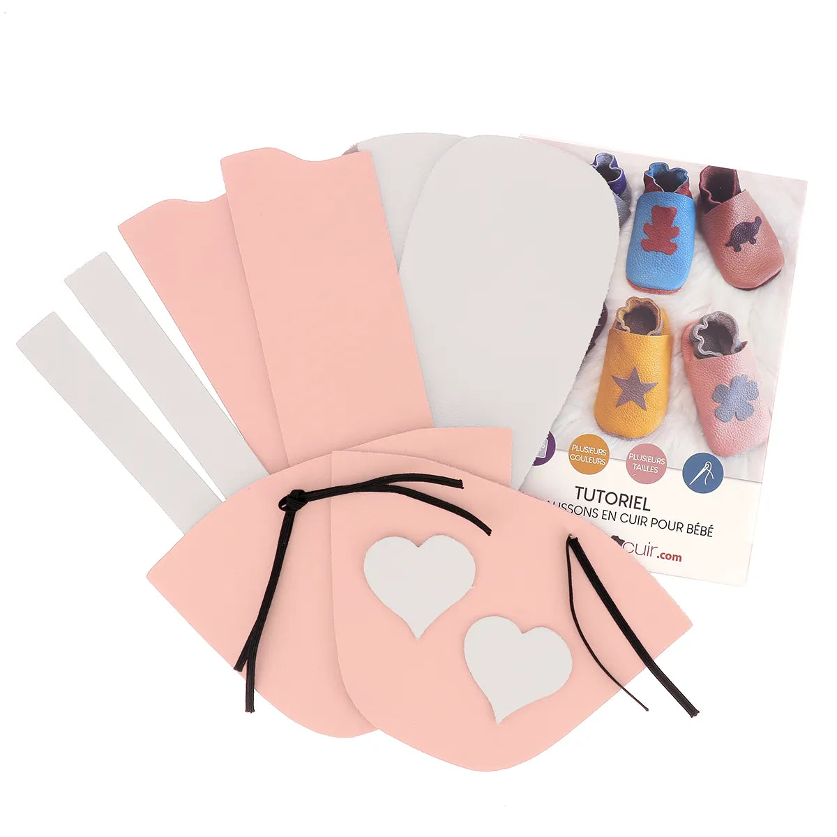 Kit de chaussons en cuir pour bébé rose et gris à coudre soi-même. Chaussons en cuir ergonomique pour nouveau-nés rose clair avec motif cœur sur le devant