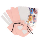 Kit de chaussons en cuir pour bébé rose et gris à coudre soi-même. Chaussons en cuir ergonomique pour nouveau-nés rose clair avec motif cœur sur le devant