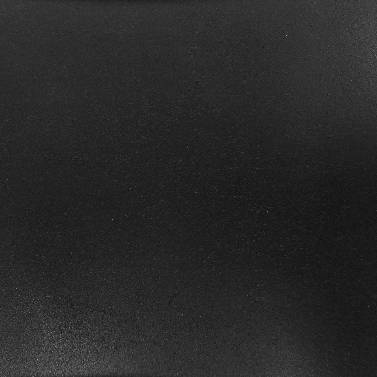 Peau de cuir tannage végétal Niagara noire de Radermecker, texture de croûte de cuir naturelle et authentique.