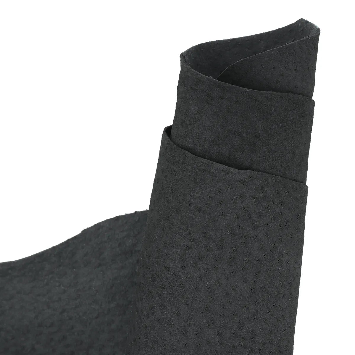 Peau de croûte de cuir de porc velours couleur gris anthracite foncé, de notre gamme VELVET. Cuir de porc, très souple et douce, idéale pour de la doublure.