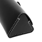 Formation couture d'angle en cuir de niveau avancé par Deco Cuir, image montrant une couture précise sur un projet en cuir.