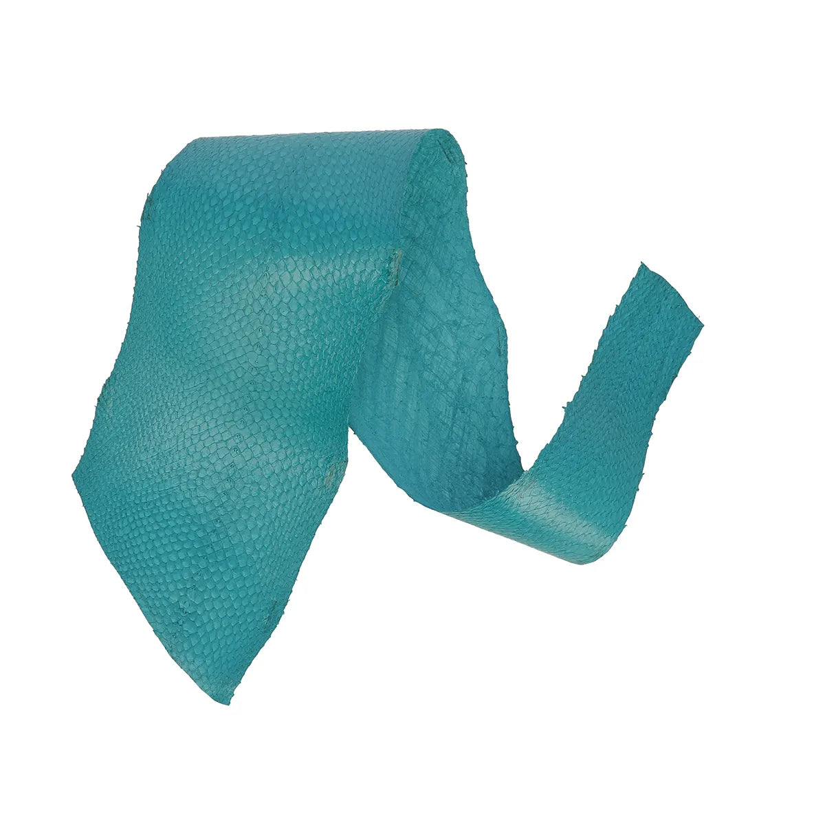 Cuir de saumon bleu turquoise finition brillante, de la gamme Squama by Ictyos. Cuir fin et de haute qualité, idéal pour la création de  bracelet de montre, ornement, gainerie et accessoire