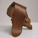 Cuir de saumon marron de la gamme Squama de la tannerie Ictyos. Cuir marin pour création de bracelet de montre, ornement, maroquinerie...