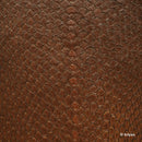 Cuir à écailles de saumon marron tourbe. Cuir de poisson finition brillante pour réaliser des bijoux, bracelets de montre...