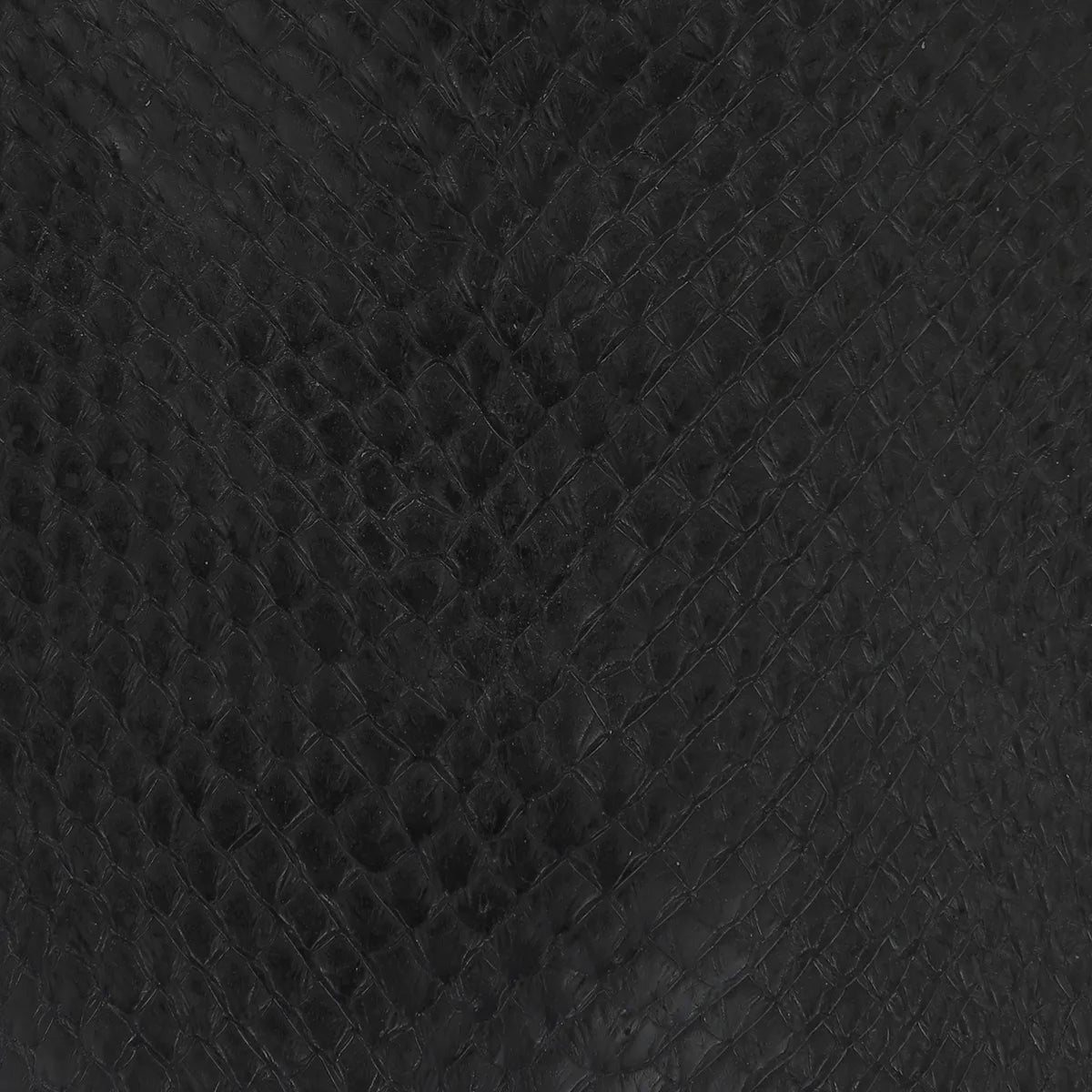 Cuir à écailles de saumon couleur noir brillant. Cuir de poisson à petit prix