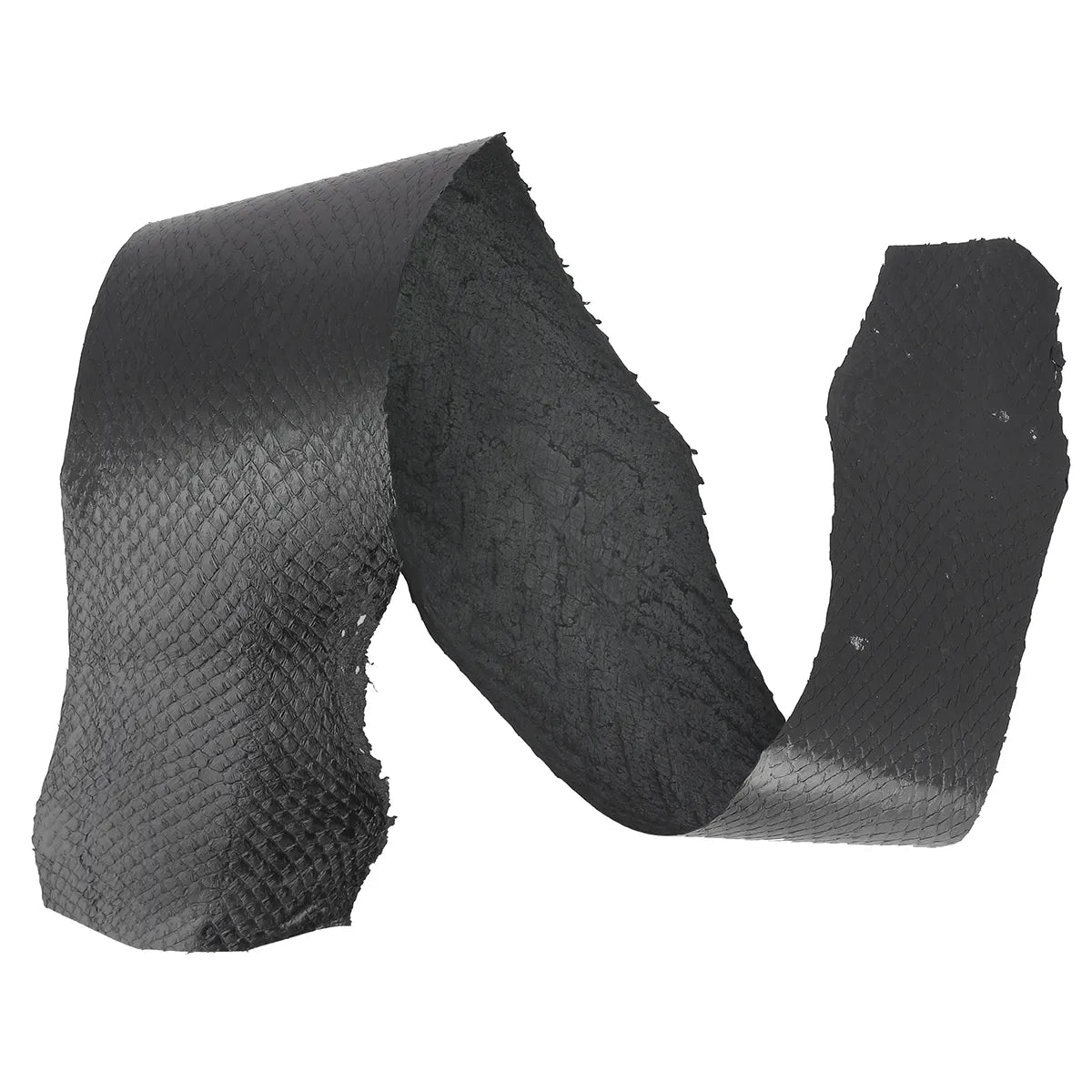 Cuir de saumon noir brillant en choix 2 présentant de petits défauts mais restant utilisable sur une partie de la peau