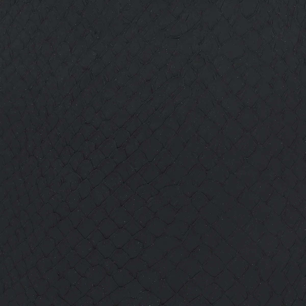 Écailles de cuir de saumon noir mate. Cuir de poisson idéal pour la fabrication d'article haut de gamme