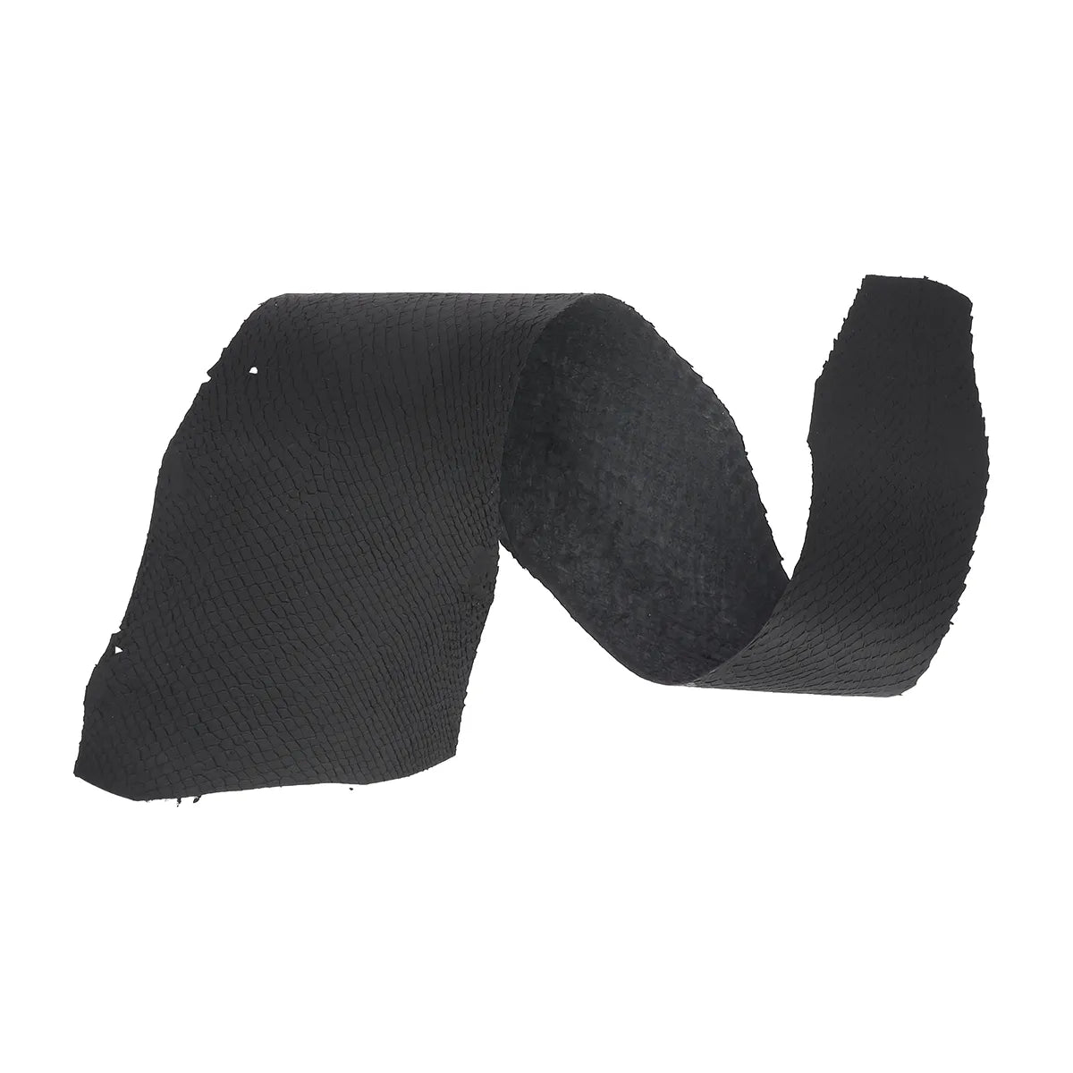 Cuir de saumon noir carbone présentant de légers petits défauts sur la partie base du cuir de poisson