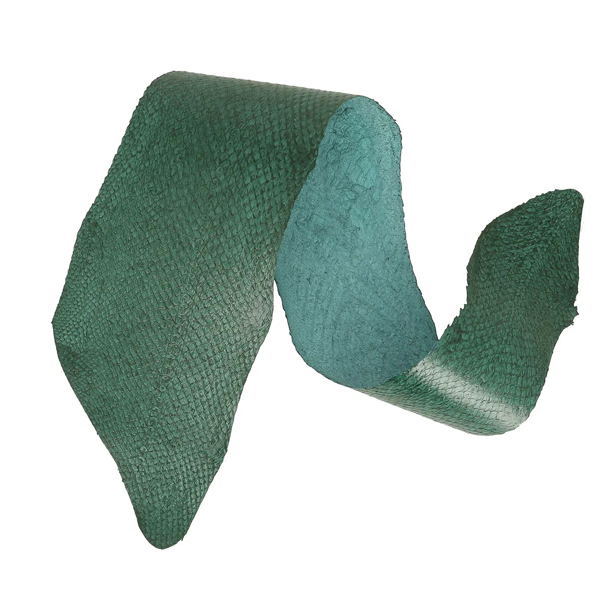Peau de cuir de saumon brillant vert foncé de la gamme Squama. Cuir marin issu d'un déstockage à petit prix