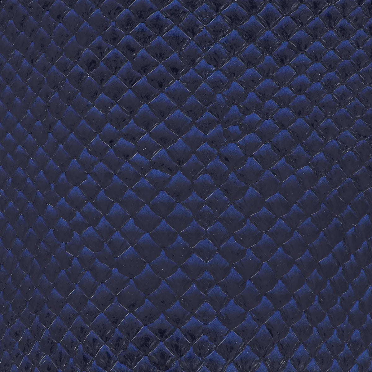 Cuir de poisson aux écailles de saumon couleur bleu foncé. Cuir marin idéal pour la fabrication de bijoux, bracelet de montre, ornement...