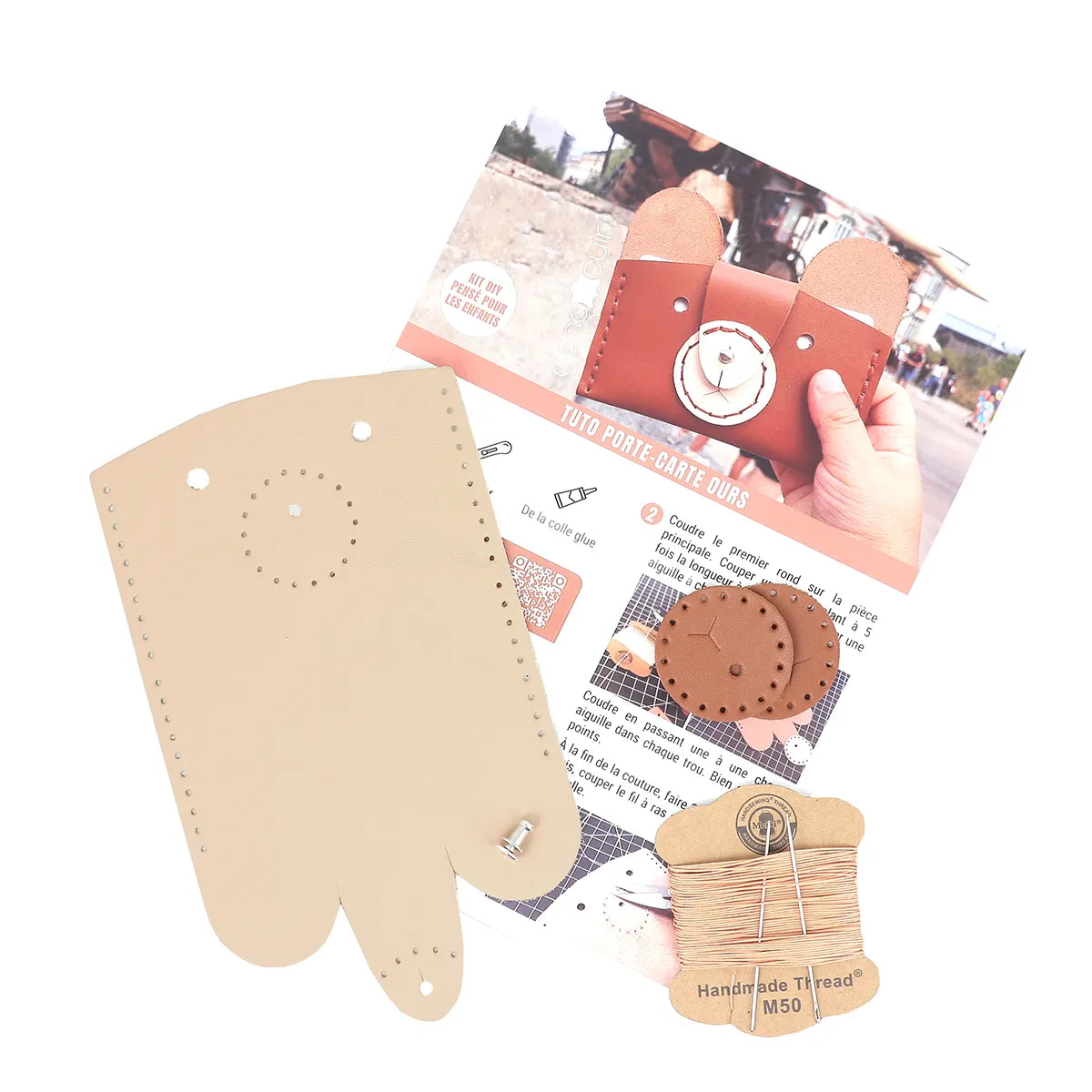Kit complet avec cuir, tuto et accessoire fournis pour assembler soi-même son porte-cartes en cuir ours beige taupe