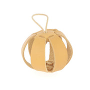 Kit DIY Deco Cuir pour boule de Noël en cuir à assembler, fabriqué par MIEL, avec des pièces en cuir beige et brune.