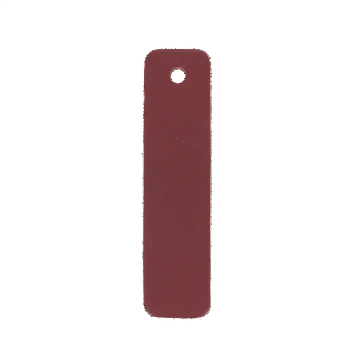 Découpe de cuir teinté en forme de rectangle pour porte-clés, fabriquée par Deco Cuir, en cuir rouge carmin.