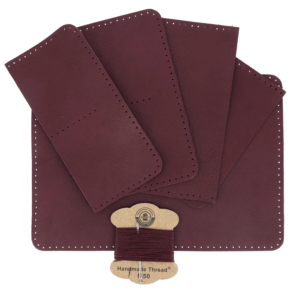 Composition du kit porte passeport bordeaux Deco Cuir : 4 morceaux fourni, cartonette de fil MeiSi, et 2 aiguilles
