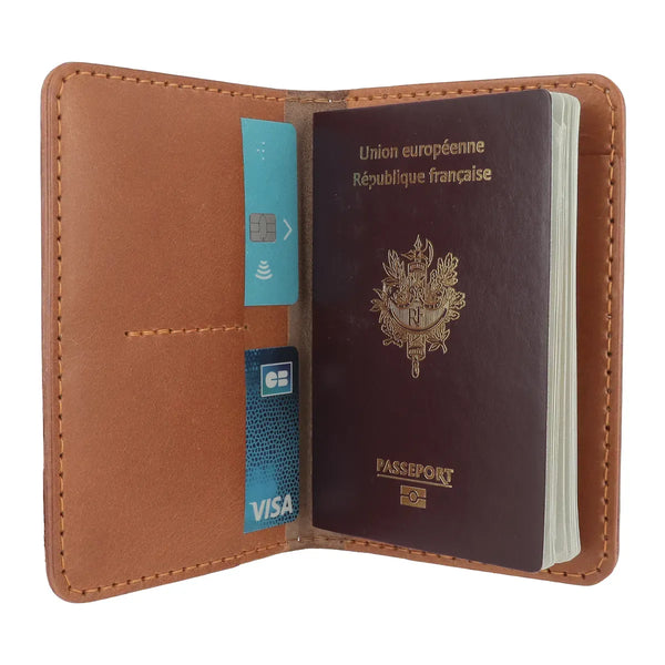 Port passeport en cuir tannage végétal cognac