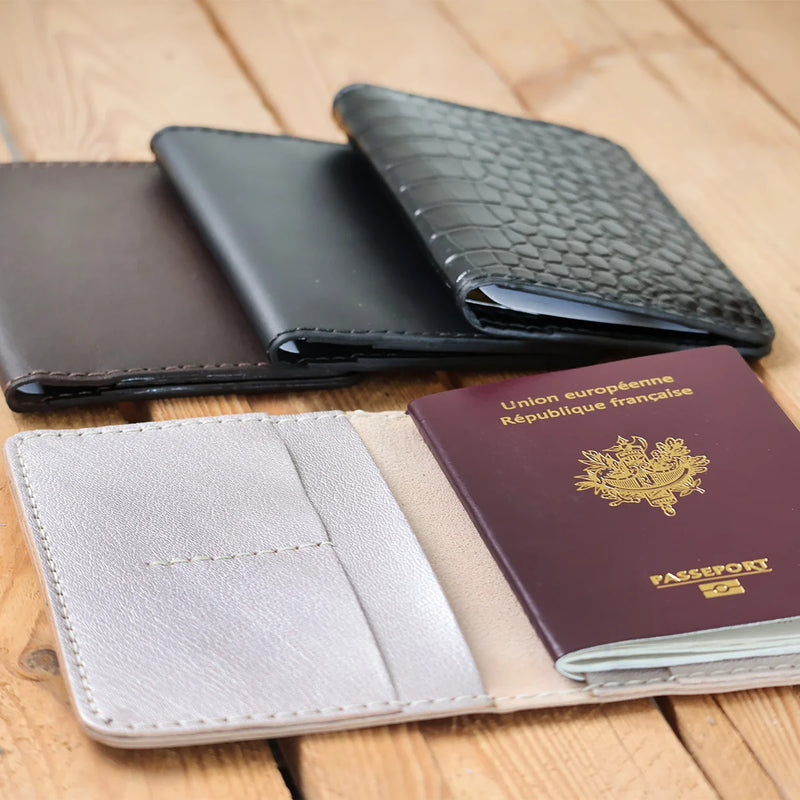 Protège-passeport cuir vintage Larmorie Louis - terre brunie - 13,5x10 Protège-passeport cuir vintage Larmorie Louis - terre brunie - 13,5x10
